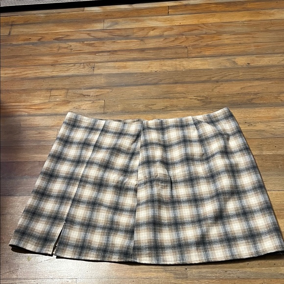 Old Navy Dresses & Skirts - Old Navy Plaid Midi Skirt in Gray and Cream